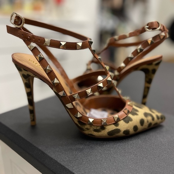 Valentino Garavani Rockstud Leopard Print Pumps - Picture 8 of 8
